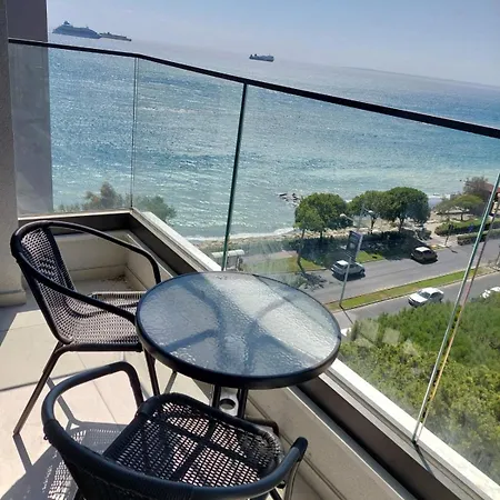 Seafront Center Apartment *